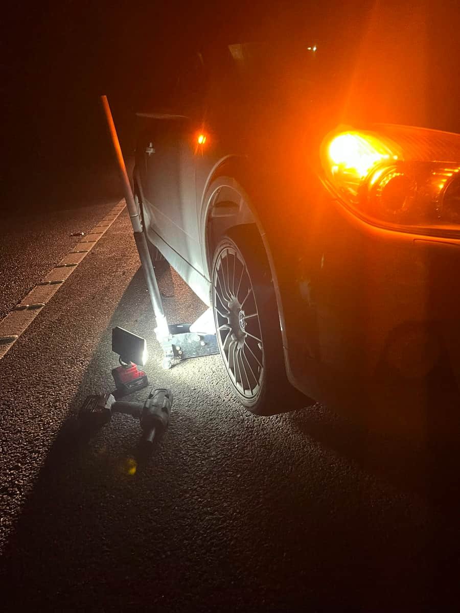 24/7 emergency roadside tyre callout on the hard shoulder of a motorway at night